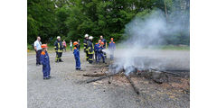 Entzünden des Johannifeuers (Foto: Karl-Franz Thiede)